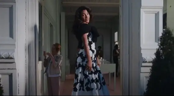 Veja o clipe da nova música, "So Easy (To Fall In Love)", com a letra e a tradução!