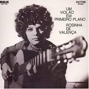 Um Violão em Primeiro Plano