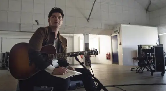 Assista ao clipe da nova música, "The Crowd Was Singing Wonderwall", com a letra e a tradução!